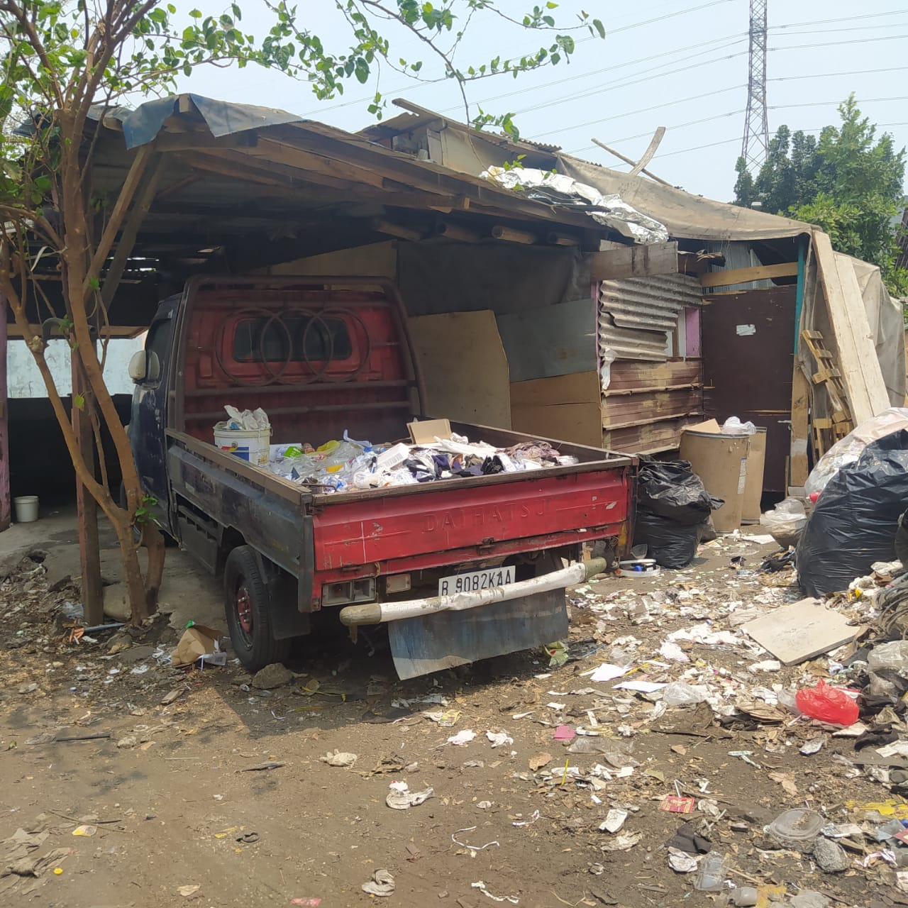 Sampah Bertumpuk Dibiarkan, Diduga Pemerintah Setempat Kampung Bojong Menteng Kota Bekasi Gagal dalam Penanganan
