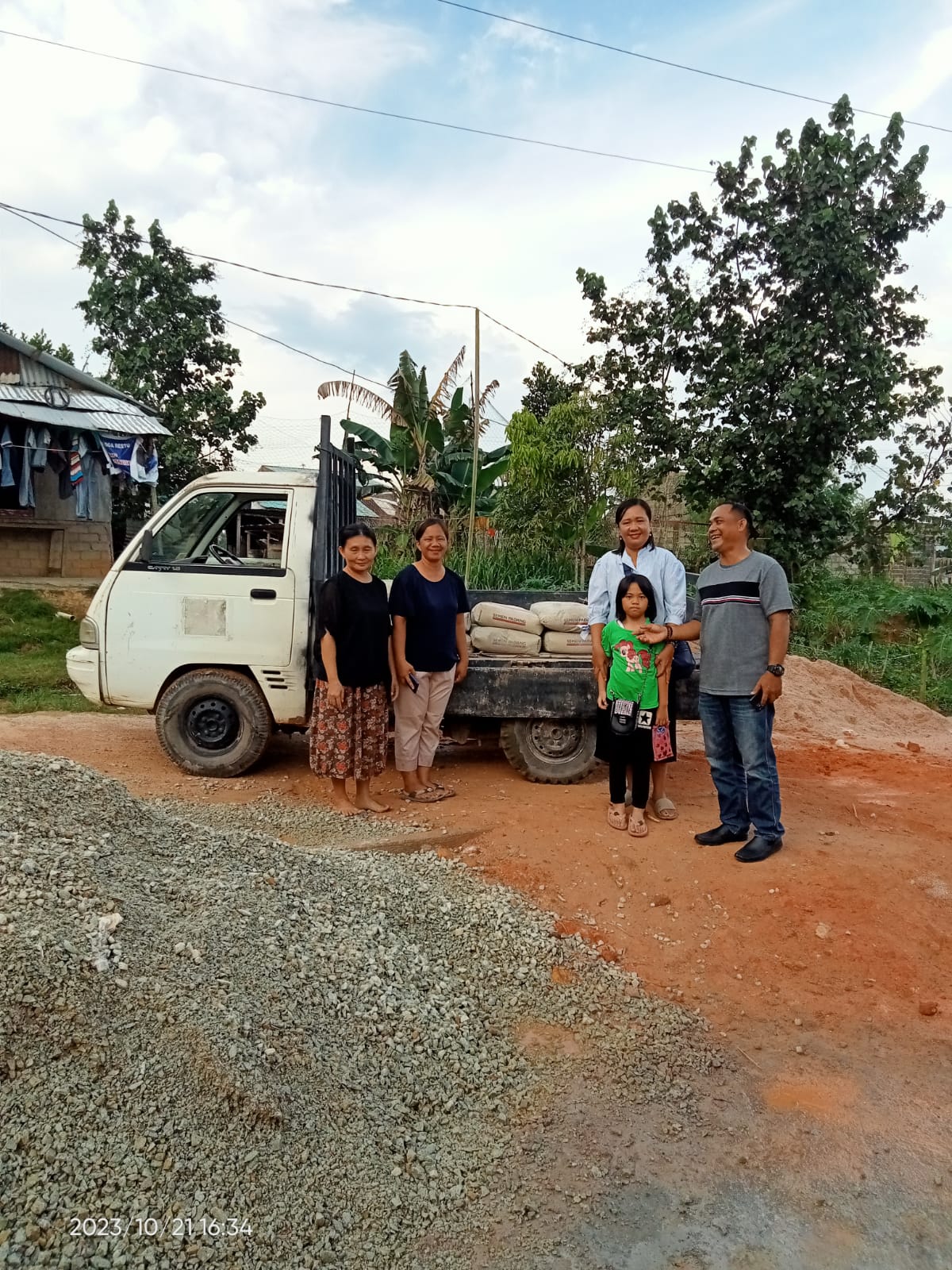 Teguh Gea Beri Dukungan Material Pembangunan Gedung Gereja BNKP Kabil