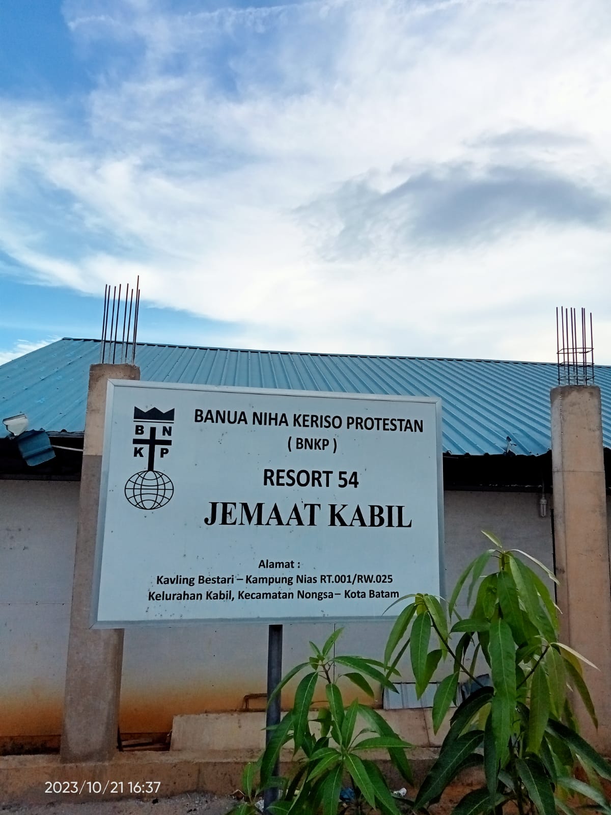 Teguh Gea Serahkan Bansos Pembangunan Gedung Gereja BNKP Kabil