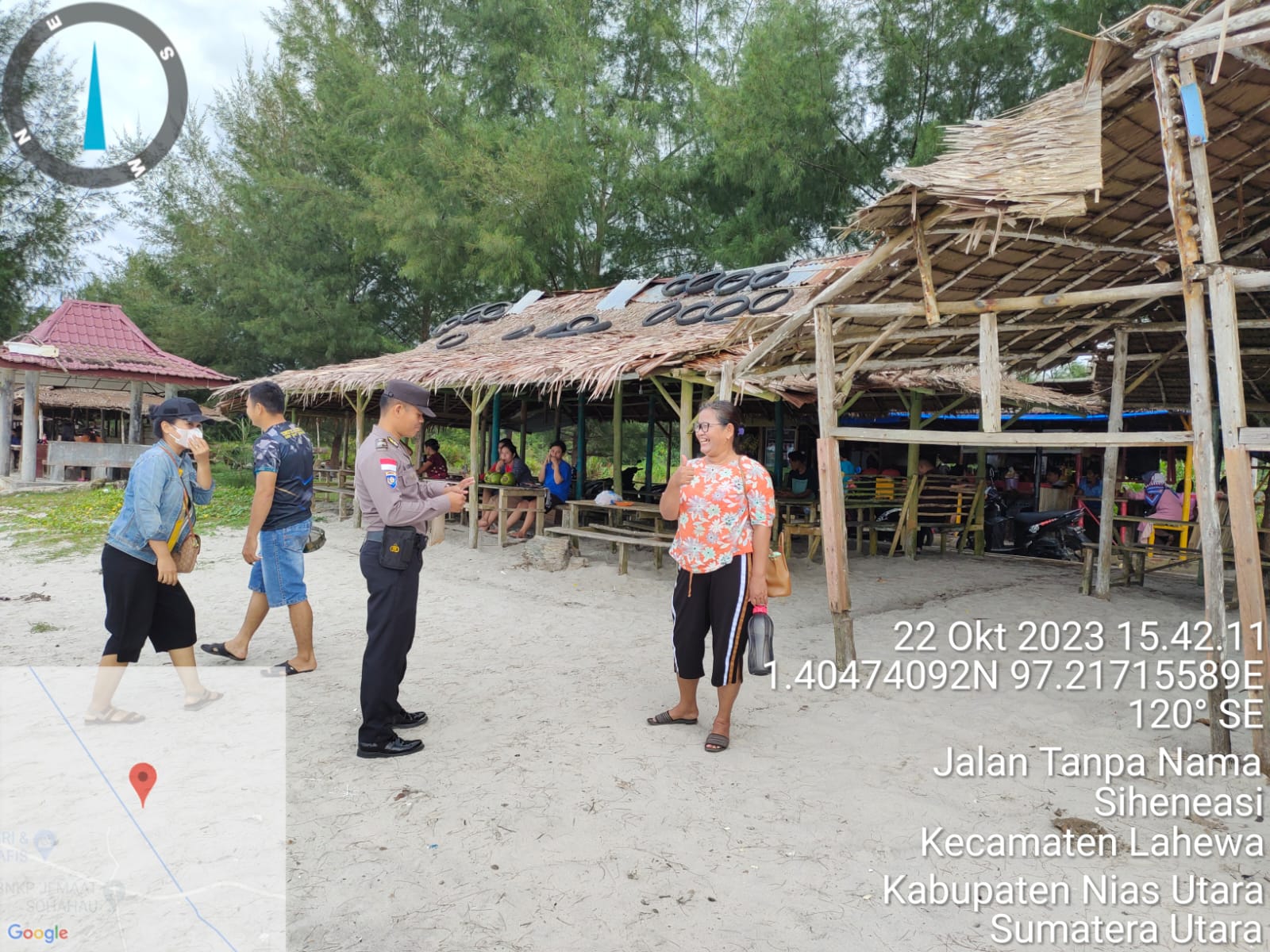 Beri Rasa Aman, Personil Bhabinkamtibmas Polsek Lahewa Lakukan Monitoring dan Komsos di Objek Wisata Pantai Lafau Indah