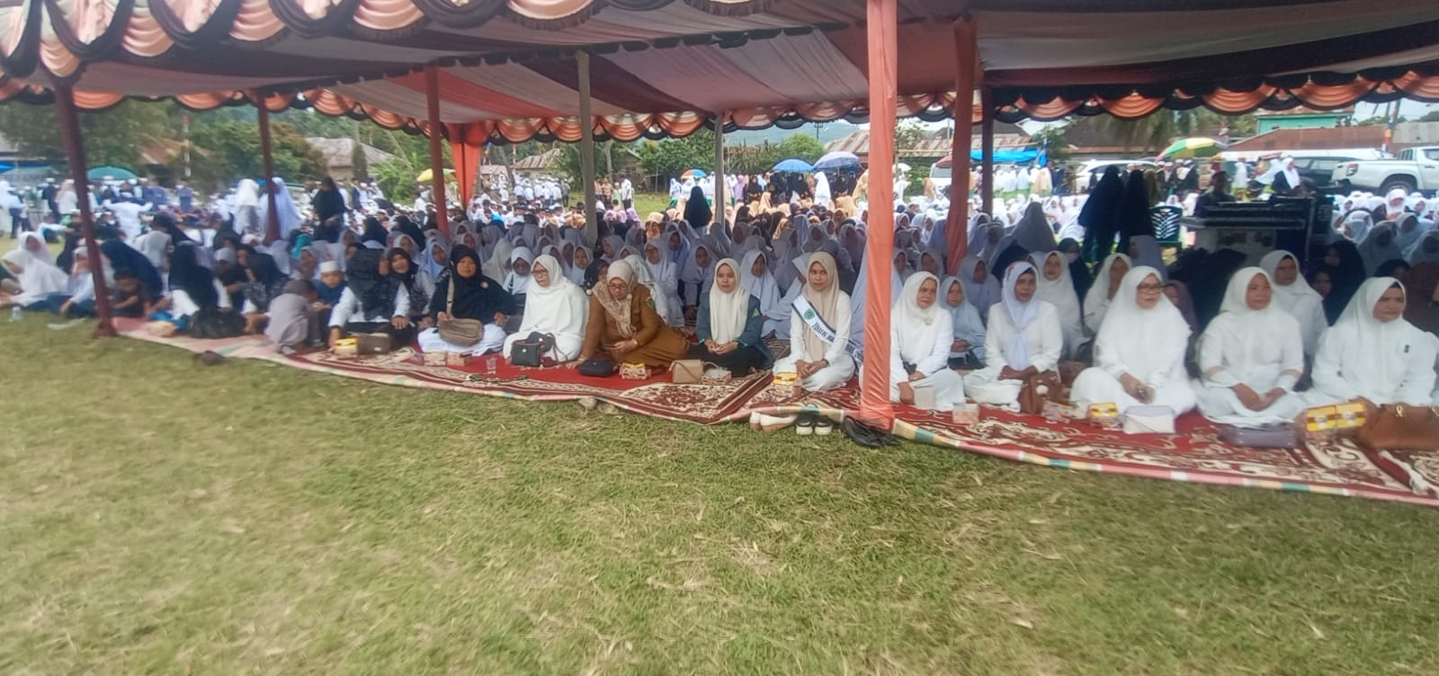 Hari Santri Nasional, Mukmin Saleh Siregar Serahkan Hadiah kepada Santri Pemenang