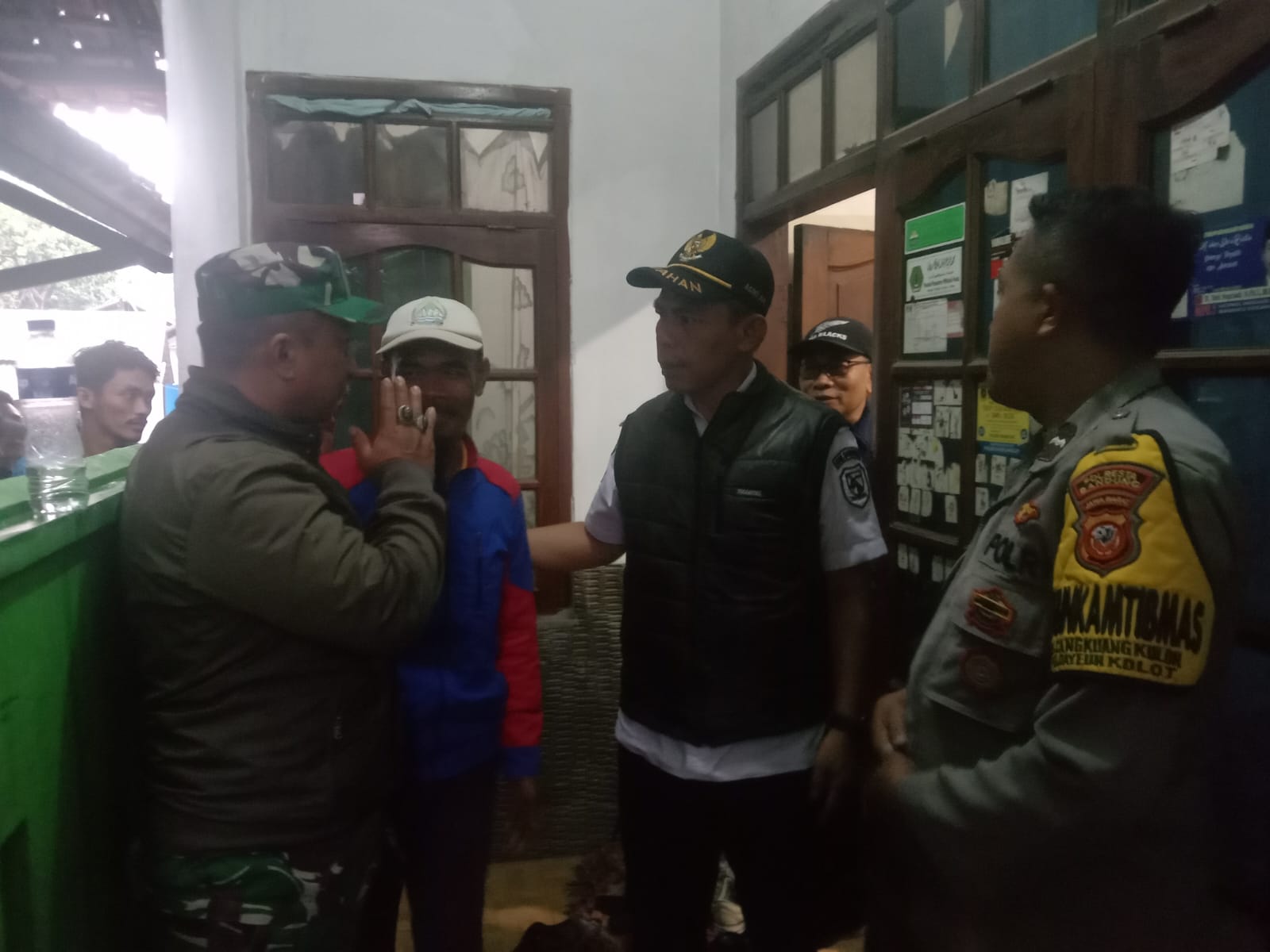 Bentuk Kepedulian Terhadap Warganya Kades PJ Cangkuang Kulon Takziah Ke Rumah Duka