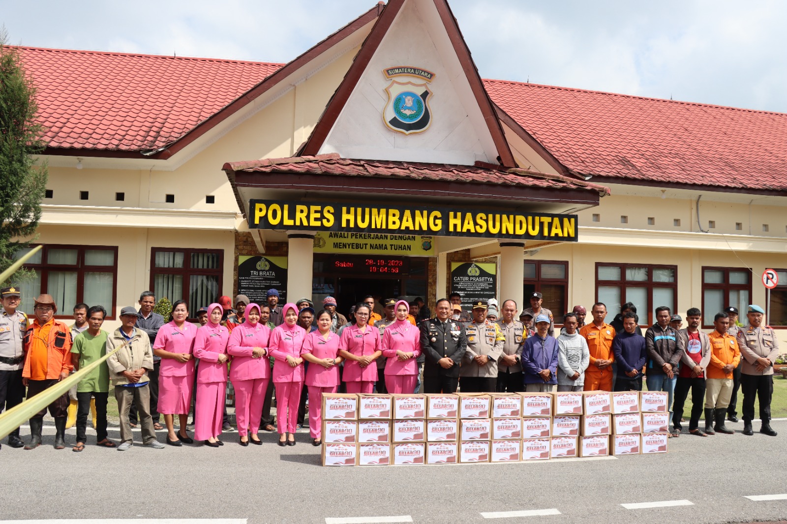 Syukuran 33 tahun mengabdi AKABRI 90, Polres Humbahas Gelar Bakti Sosial dan bakti Sekolah