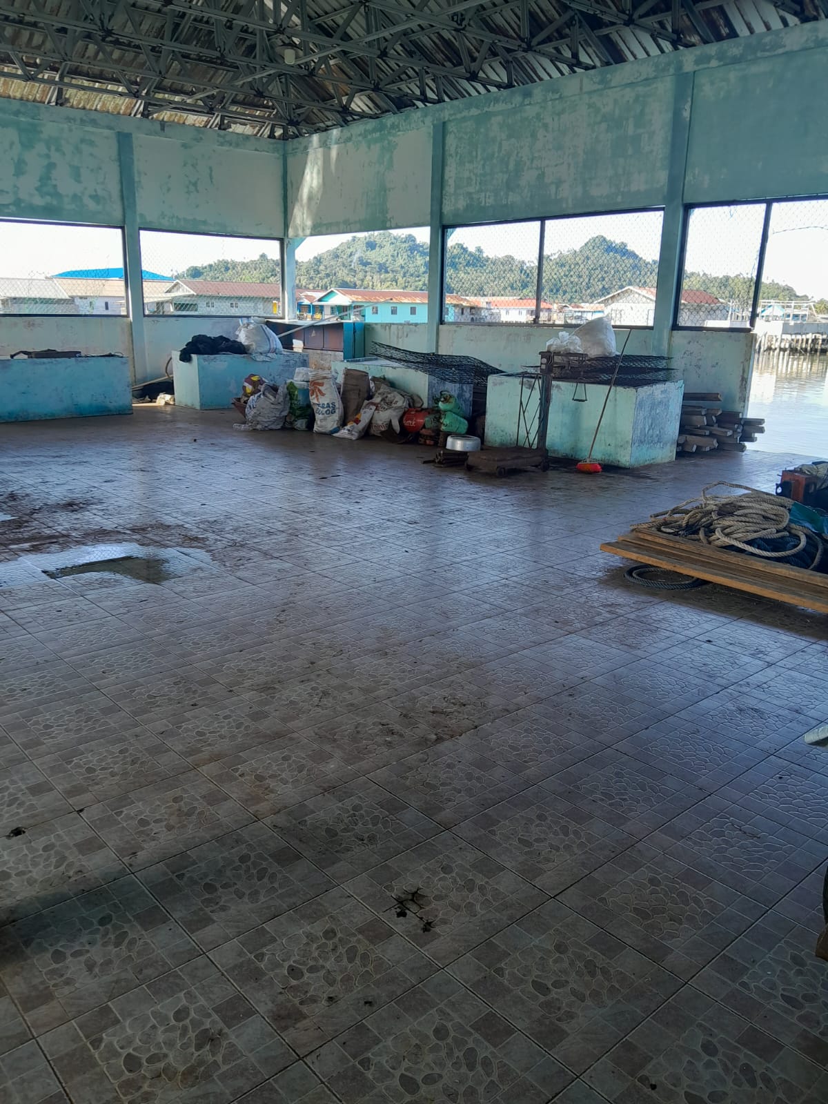 Bangunan Pasar Ikan di Kelurahan Sedanau dengan Anggaran Besar Diduga Dijadikan Tempat Gudang oleh Oknum Pengusaha Kayu dan Besi