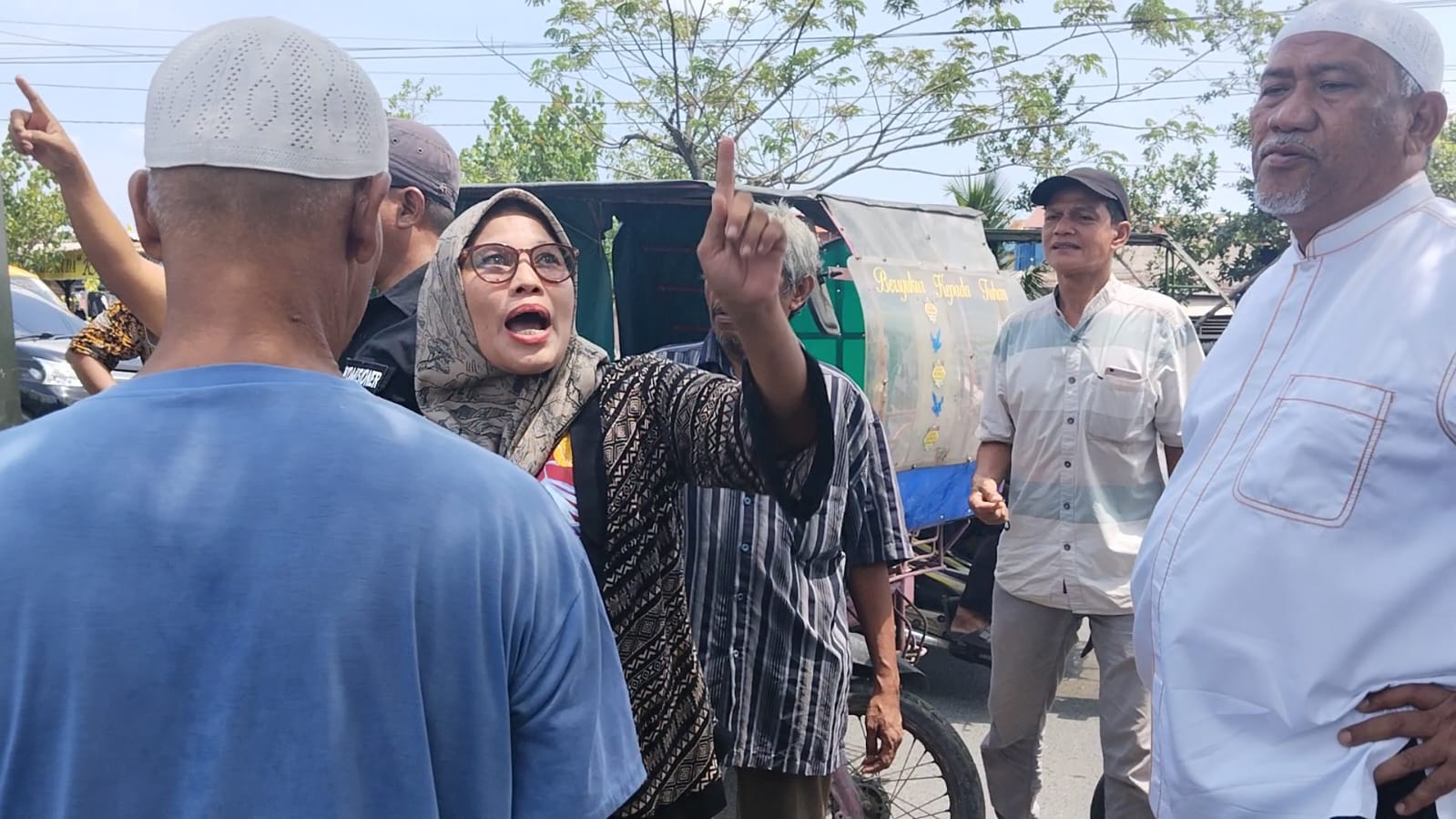 Terkesan Pilih Kasih, Satpol PP Kota Medan Gagal Tertibkan Bendera Golkar dan Baleho Ketum PSI