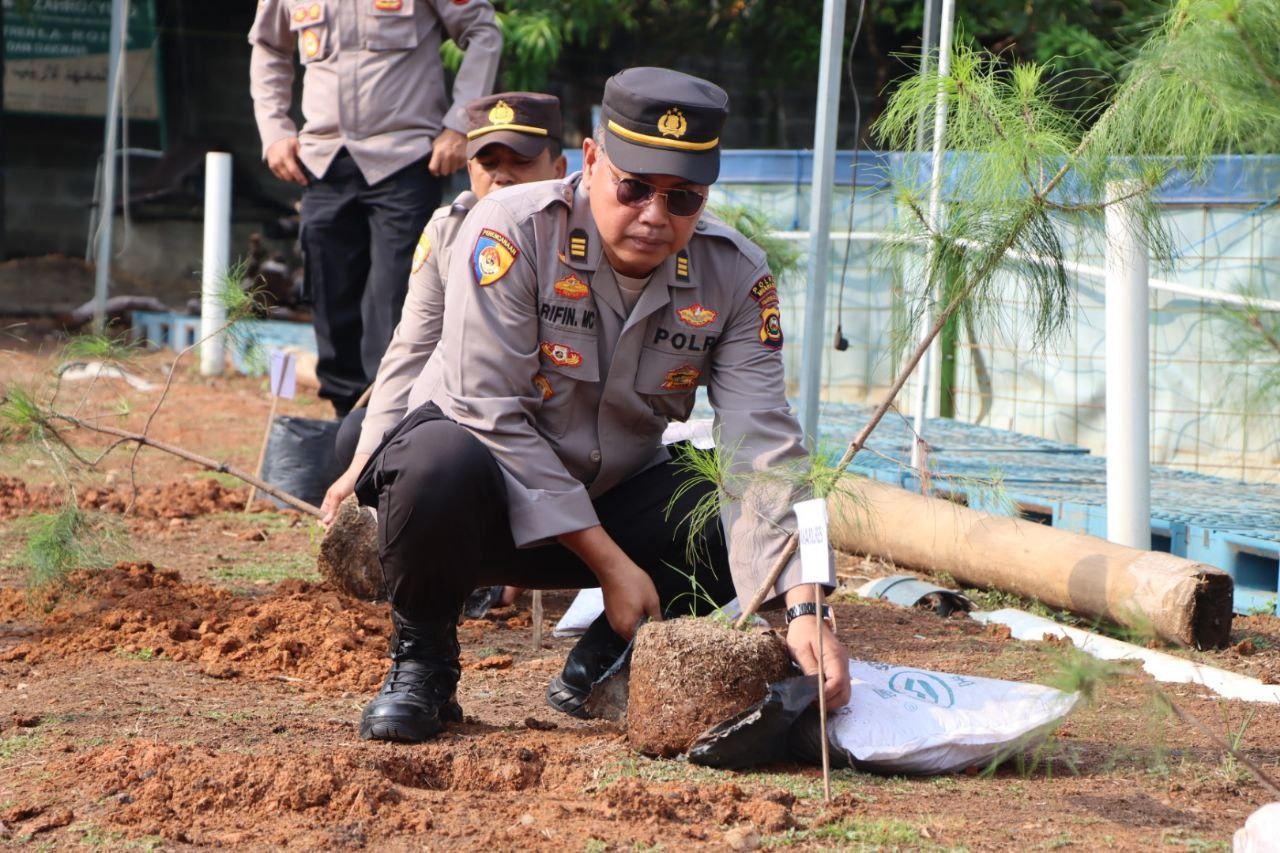 Polres Muara Gelar Bakti Kesehatan, Bakti Sosial dan Penanaman Pohon Dalam Rangka Rakorbin SDM Polri Tahun 2023