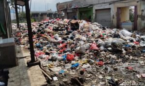 tumpukan-sampah-di-pasar-sehat-cileunyi_169