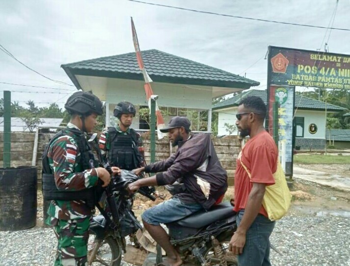 Waspadai Barang Ilegal Satgas Pamtas Statis RI-PNG Yonif 111/KB Lakukan Pemeriksaan Kendaraan