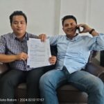 Ket Foto: Kuasa Hukum Filemon Halawa, S.Kom, SH, MH (baju kotak-kotak) dan Penggugat Korban Endang Adv.Saferiyusu Hulu, S.Th, SH, M.Pd, MH saat menunjukkan berkas permohonan eksekusi ke Pengadilan Negeri Batam, Senin (12/2/2024) sore di Batam.