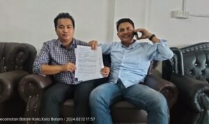 Ket Foto: Kuasa Hukum Filemon Halawa, S.Kom, SH, MH (baju kotak-kotak) dan Penggugat Korban Endang Adv.Saferiyusu Hulu, S.Th, SH, M.Pd, MH saat menunjukkan berkas permohonan eksekusi ke Pengadilan Negeri Batam, Senin (12/2/2024) sore di Batam.