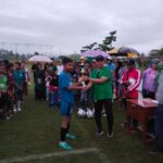 Pelatih nasional Jafri Sastra menyerahkan hadiah juara I kepada pemain SSB Bina Muda