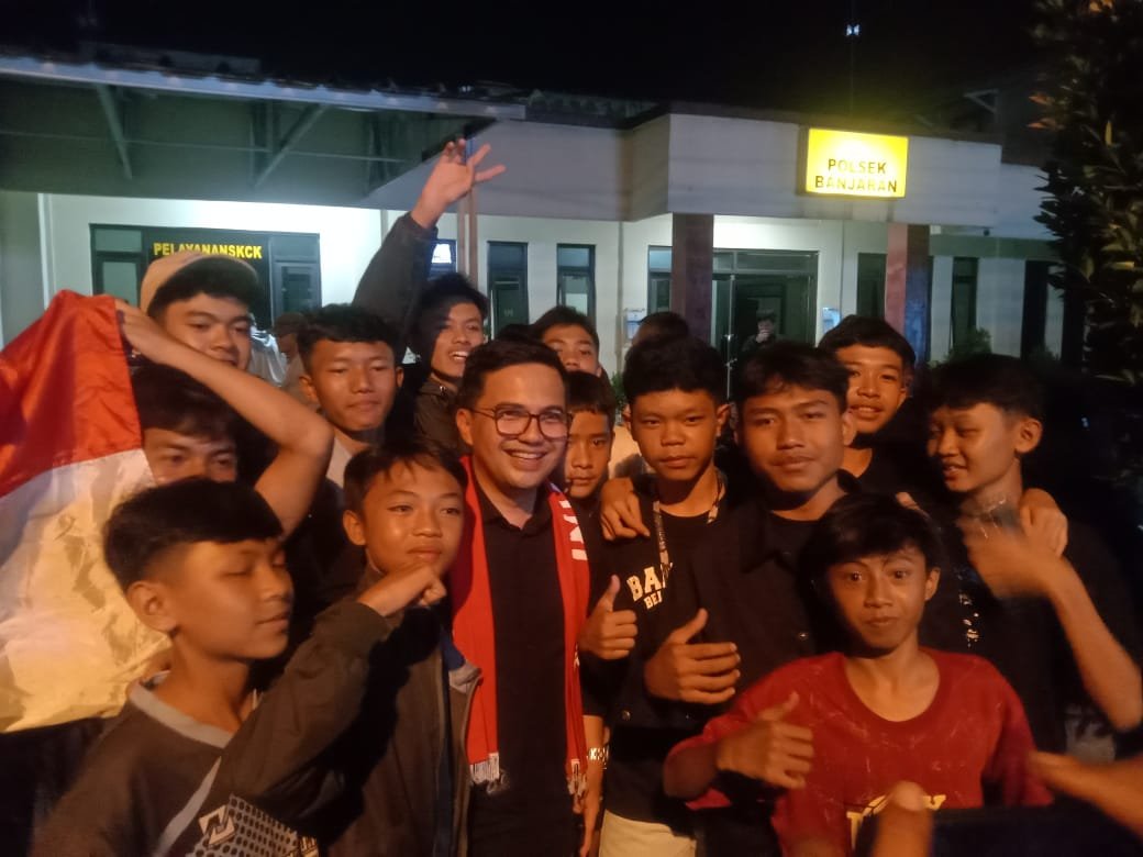 Masyarakat Banjaran Nobar Bersama Wabup Sahrul Gunawan Di Halaman Mako Polsek Banjaran