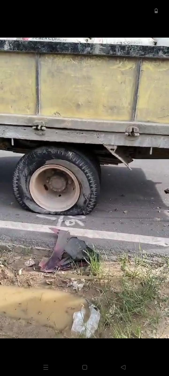 Truk Bermuatan Semen dengan Plat BP 9177 ZH Diduga Tidak layak Pakai Hingga Timbulkan Korban