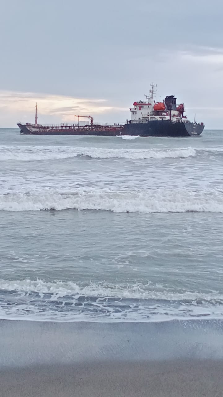 Nelayan Dirugikan, dan Cemarkan Lingkungan Akibat Aspal Ditumpahkan ke Laut oleh Kapal MT. AASHI, ini Kata Adv. Safer Hulu, S.H, M.H