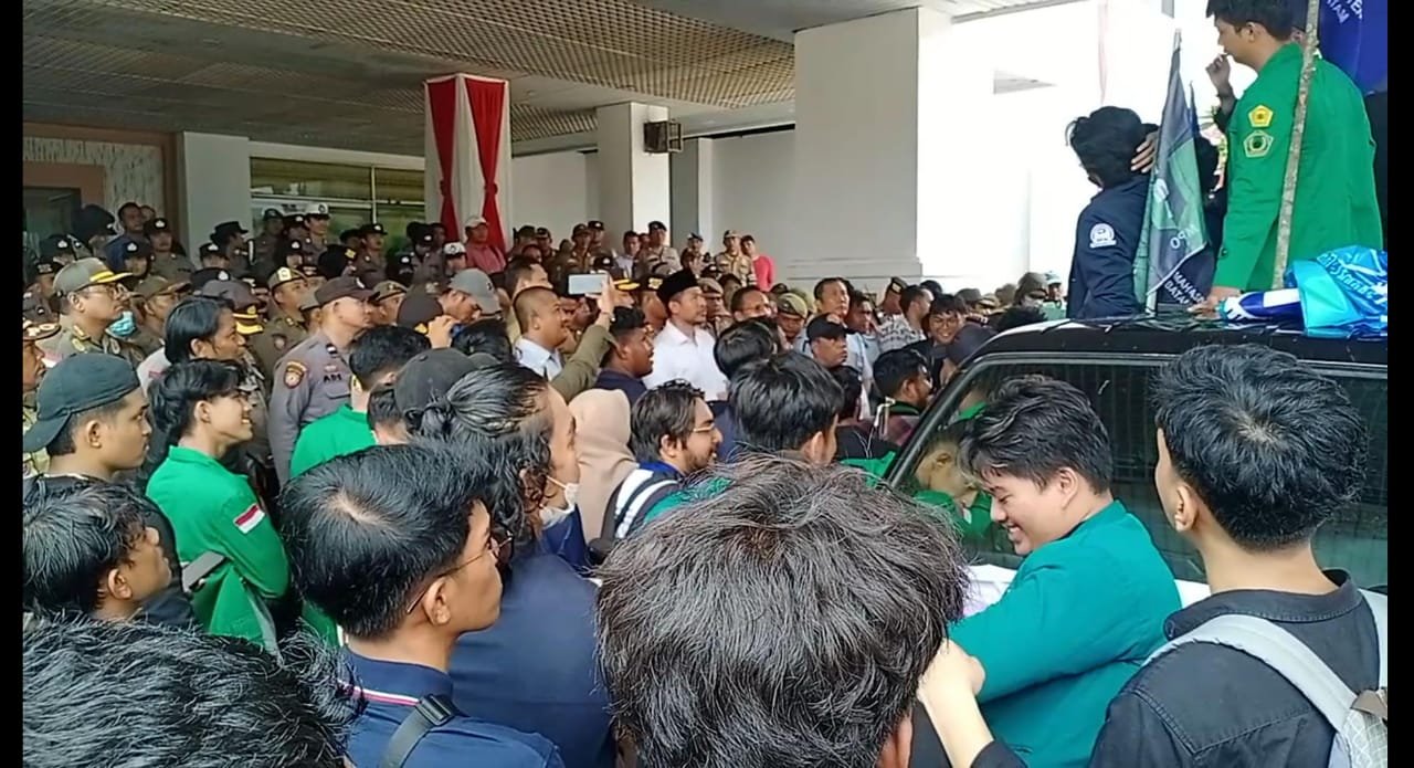 Ratusan Mahasiswa Gelar Demonstrasi di Depan Halaman Gedung DPRD Kota Batam
