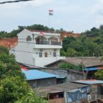 Dua bendera Berkibar Sekaligus di Atas Rumah Warga Batam Bendera Merah Putih dan Bendera Lain berkibar di atas rumah salah satu warga Batam