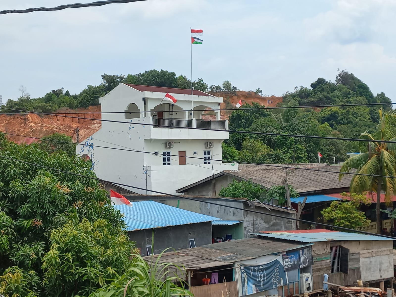 Bendera Merah Putih dan Bendera Lain berkibar di atas rumah salah satu warga Batam