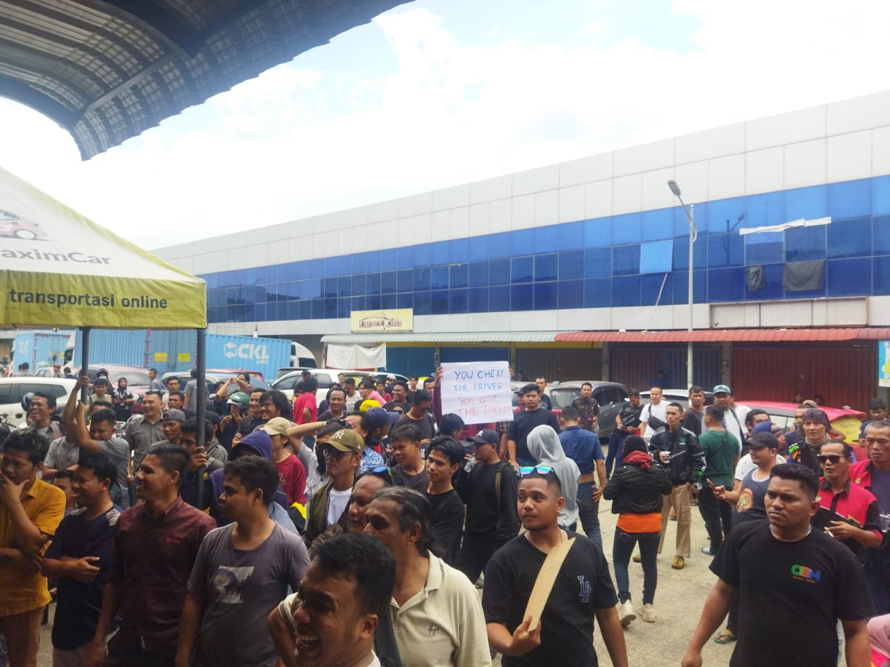 Ratusan Driver Online Paksa Tutup Kantor Aplikator: Tuntut Tarif Baru Sesuai SK Gubernur