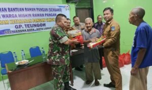 Serma Soni Sastra, Babinsa Koramil 02/Lgs, Menyampaikan Pesan Penting kepada Masyarakat Penerima Bantuan Sembako di Gampong Teungoh Serma Soni Sastra, Babinsa Koramil 02/Lgs, Menyampaikan Pesan Penting kepada Masyarakat Penerima Bantuan Sembako di Gampong Teungoh