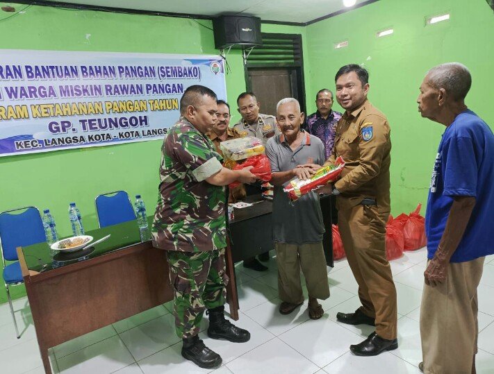 Serma Soni Sastra, Babinsa Koramil 02/Lgs, Menyampaikan Pesan Penting kepada Masyarakat Penerima Bantuan Sembako di Gampong Teungoh