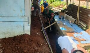 Pedulian Terhadap Lingkungan, Personil Babinsa Koramil 0607-10 Nagrak Kodim kota Gelar Karya Bakti Bersihkan Saluran Air Pedulian Terhadap Lingkungan, Personil Babinsa Koramil 0607-10 Nagrak Kodim kota Gelar Karya Bakti Bersihkan Saluran Air