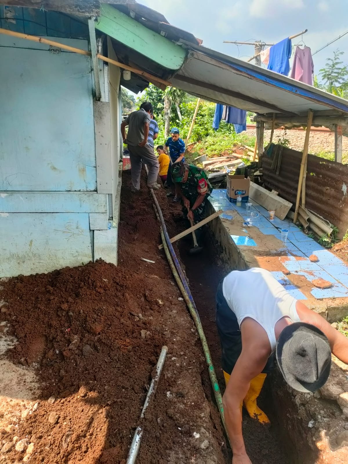 Pedulian Terhadap Lingkungan, Personil Babinsa Koramil 0607-10 Nagrak Kodim kota Gelar Karya Bakti Bersihkan Saluran Air