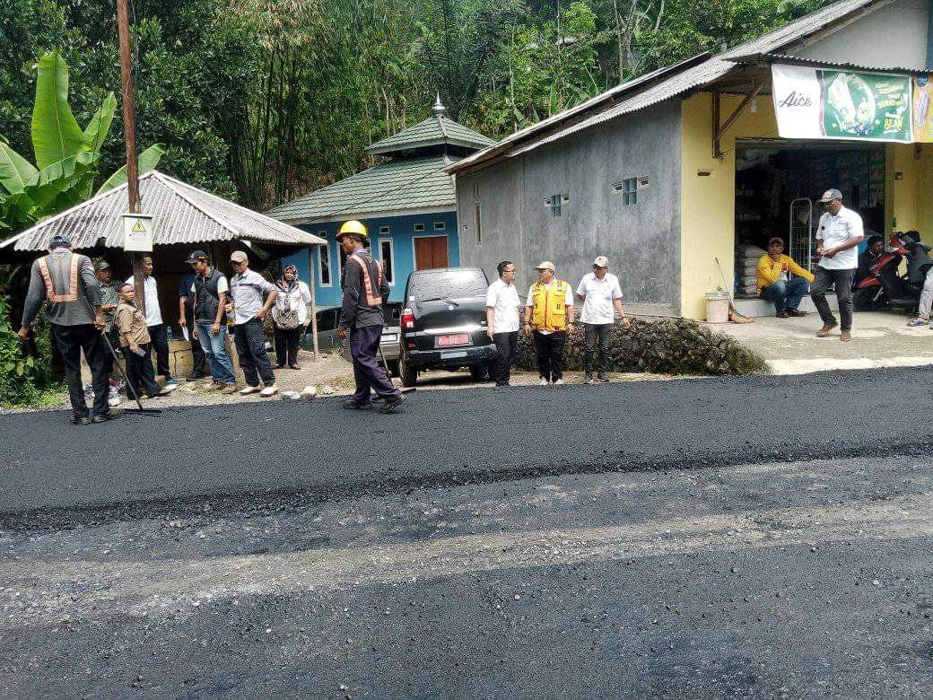 Jalan Cipanas Kabandungan (Ruas Jalan Pakuwon - Cipeuteuy) Diperbaiki, Masyarakat Kabandungan Ucapkan Terimakasih Kepada Bupati dan Dinas PU