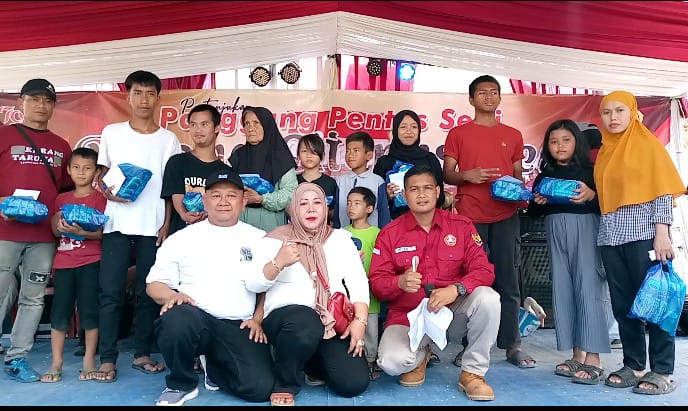Ketua "Mia Geboy* Bu Sumiati Bersama Karang Taruna Berbagi Peduli Para Anak Yatim dan Jompo di Bojong Citepus.