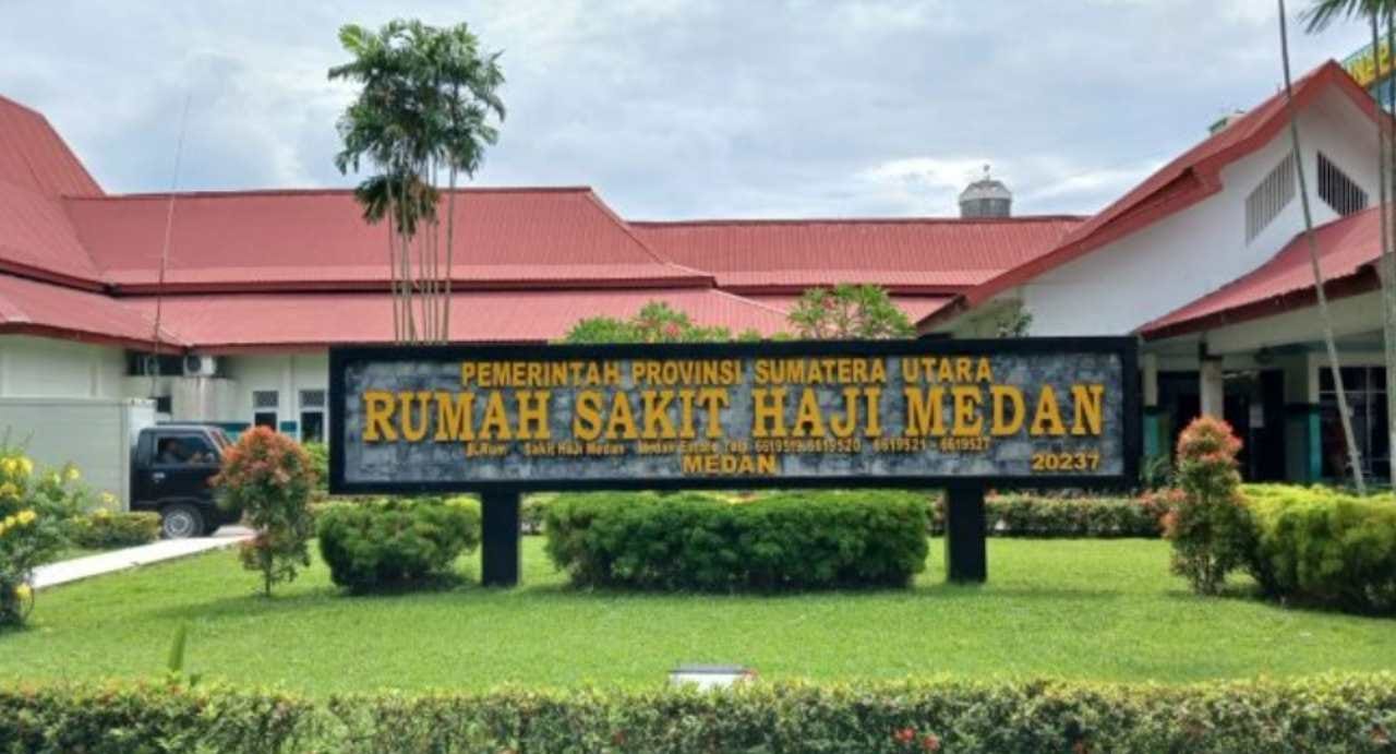 Gawat!!, Ada Temuan BPK di RSU Haji Medan MEDAN //Yutelnews.com Pimpinan RSU Haji Medan engan atau tidak mau menjawab konfirmasi wartawan terkait temuan BPK atas perbedaan pengakuan nilai utang antara RSU Haji Medan dengan pihak penyedia, Selasa 24 September 2024. Dengan ini timbulnya dugaan mar'up. disebabkan sudah berulang-ulang kali awak media ini melakukan konfirmasi kepada pihak Kabag Keuangan RSU Haji Medan tidak pernah direspon dengan alasan seribu bahasa. Mirisnya pihak ke Humasan RSU Haji Medan saat di konfirmasi baik secara langsung dan jaringan seluler selalu memberi alasan jika Kabag RSU Haji Medan selalu sibuk jadi tidak bisa ditemui. Saat ditemui Humas RSU Haji Medan mengaku tidak kafasitasnya untuk menjawab konfirmasi ini. Menurutnya Kabag Keuanga rumah sakit lah yang menjawab. "Untuk permasalahan ini saya kurang begitu mengetahui, abang-abang nanti bisa langsung menanyakan kepada Kabag Keuangan," jawab Humas RSU Haji Medan. Diceritakan Arfan selaku Humas RSU Haji Medan, permasalahan yang mau dikonfirmasi awak media ialah pertanyakan yang menurut pendapatnya bersifat adalah hutang antara pihak rumah sakit dan penyedia. Tidak hanya itu, jauh-jauh hari sebelumnya awak media ini sudah bolak-balik mendatangi rumah sakit tersebut. Dan pihak media sudah melayangkan surat konfirmasi kepada Direktur rumah sakit tersebut. Adapun temuan BPK yang ingin dikonfirmasi wartawan tentang penyajian saldo kewajiban jangka pendek pada RSU Haji belum sesuai dengan kondisi senyatanya. Dslam catatan BPK tertulis Pemprov Sumut pada neraca menyajikan saldo kewajiban jangka pendek per 31 Desember 2022 sebesar Rp1.638.913.817.652,79 meningkat sebesar 165,26% dibandingkan dengan kewajiban Tahun 2021 sebesar Rp991.722.430.682,60. Dari nilai tersebut sebesar Rp11.175.237.211,00 merupakan utang beban obat pada RSU Haji. "Hasil pemeriksaan terhadap dokumen pendukung penyajian utang beban obat, konfirmasi kepada pihak penyedia, dan permintaan keterangan pada bendahara pengeluaran diketahui terdapat perbedaan pengakuan nilai utang antara RSU Haji dengan pihak penyedia, dengan uraian sebagai berikut," tulisnya. "Saldo utang yang disajikan RS Haji berdasarkan hasil konfirmasi utang kepada penyedia per tanggal 6, 12, dan 14 Desember 2022, sedangkan hasil konfirmasi tim pemeriksa kepada penyedia merupakan data utang per 31 Desember 2022, sehingga terdapat perbedaan pengakuan sebesar Rp384.302.403,83," terangnya. Namun sangat disayangkan hingga berita ini terbit pihak RSU Haji Medan belum memberikan klarifikasi atau keterang resmi untuk di publis. Sampai saat ini media ini masih menunggu klarifikasi dari pihak-pihak yang berkompeten menjawab konfirmasi tersebut. (Red/tim)