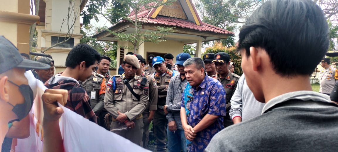 Puluhan Massa Unjuk Rasa Mendesak Pjs Bupati Pelalawan Tertibkan Aset Pemerintah serta Memberikan Penekanan agar ASN Netral