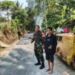 Babinsa Koramil 0607-10 Nagrak Kodim kota Sukabumi Pendampingan  Pengaspalan Jalan di wilayah Binaan