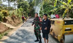Babinsa Koramil 0607-10 Nagrak Kodim kota Sukabumi Pendampingan  Pengaspalan Jalan di wilayah Binaan