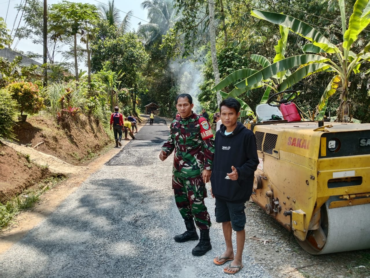 Babinsa Koramil 0607-10 Nagrak Kodim kota Sukabumi Pendampingan  Pengaspalan Jalan di wilayah Binaan