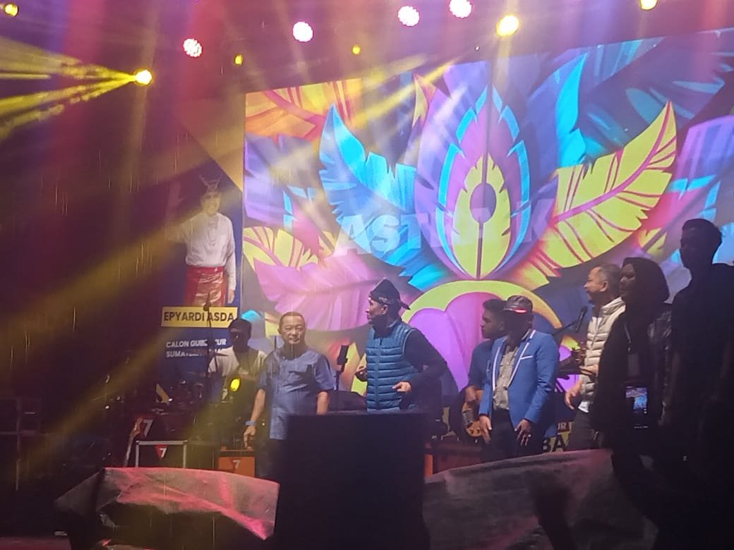 Menyala Kapten!, Simbol Dua Jari Kuasai Panggung OTW Sumbar Bangkit, H.Almaisyar : Lebih Baik..!