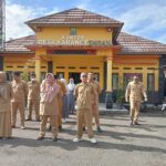 Kades Karang Tengah Mengajak Stafnya untuk Lelaksanakan Apel Pagi Kades Karang Tengah Mengajak Stafnya untuk Lelaksanakan Apel Pagi