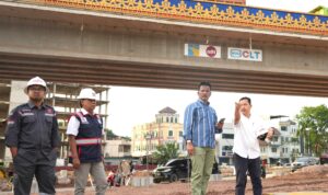 Siaran Pers Badan Pengusahaan Batam Nomor : SP- 476/A1.5/12/2024 Kepala BP Batam Tinjau Pekerjaan Akhir Proyek Flyover Sei Ladi Kepala BP Batam Muhammad Rudi, melakukan peninjauan pembangunan akhir Proyek Flyover Laksamana Ladi atau Flyover Sei Ladi, Selasa (24/12/2024) sore. Proyek pembangunan Flyover ini merupakan salah satu proyek yang diinisiasi oleh Muhammad Rudi. Proyek ini tidak hanya sebagai pengurai kemacetan, namun juga sebagai upaya untuk meningkatkan konektivitas antara Pelabuhan Batu Ampar dan Pelabuhan Sekupang. Dengan adanya proyek ini, diharapkan dapat menjadi nilai tambah, untuk daya saing Kota Batam kedepannya. "Saya yakin jika infrastrukturnya bagus, industri di Kota Batam juga akan berkembang. Begitu juga kepercayaan dari investor akan meningkat," ujar Muhammad Rudi. Muhammad Rudi menegaskan, pemerintah akan selalu berusaha memberikan yang terbaik untuk masyarakat Kota Batam. Untuk itu, Muhammad Rudi mengajak masyarakat terus mendukung apa yang telah dikakukan pemerintah, agar kedepannya proyek yang dibangun bisa dinikmati. "Saya kembangkan ini agar ekonomi Batam bisa lebih baik lagi. Kalau ekonomi Kota Batam baik, maka akan berdampak baik pada masyarakat," tutupnya. Sementara itu, Kepala Subdit Pembangunan Kepelabuhanan Dan Bandara BP Batam, Boy Zasmita menambahkan, progres pengerjaan Flyover saat ini sudah memasuki 96 persen. Ia mentargetkan, Flyover ini sudah bisa difungsikan pada 31 Desember 2024. Saat ini sisa pekerjaan hanya tinggal pengaspalan, pendestrian hingga rumput untuk penghijauan. "Insya Allah target, tetap akhir tahun sudah bisa diresmikan oleh Bapak Kepala BP Batam dan langsung digunakan," ujar Boy. Sejarah singkat yang diketahui, Sei Ladi adalah salah satu daerah yang mempunyai hubungan erat dengan sejarah lokal. Terutama terkait dengan sosok Laksamana Ladi, seorang tokoh penting dalam sejarah kawasan tersebut. Asal usul nama Sei Ladi berasal dari kata Sei dan Ladi. Dimana dalam bahasa Melayu, Sei mempunyai arti sungai dan Ladi berasal dari nama seorang laksamana lokal, yang bernama Laksamana Ladi. Daerah Sei Ladi mendapatkan namanya dari sungai yang melewati kawasan ini dan dikaitkan dengan nama Laksamana Ladi sebagai penghormatan atas jasanya. Laksamana Ladi adalah seorang tokoh lokal pada masa Kesultanan Melayu Riau-Lingga. Laksamana Ladi dikenal sebagai seorang pemimpin angkatan laut yang tangguh, dan memiliki keberanian dalam menjaga kawasan perairan di sekitar Kepulauan Riau. Laksamana Ladi memiliki peran penting dalam menjaga kedaulatan laut Melayu dari ancaman bajak laut, maupun kekuatan asing yang mencoba menguasai jalur perdagangan strategis. Sehingga, Laksamana Ladi mempunyai jasa besar, dalam melindungi kepentingan ekonomi dan keamanan Kesultanan Melayu. Ia juga dikenal karena kepiawaiannya dalam berlayar dan strategi pertempuran laut, menjadikannya salah satu laksamana yang dihormati pada masanya. Pada masa saat ini, Sei Ladi terkenal sebagai salah satu kawasan penting di Batam. Waduk Sei Ladi, yang berada di daerah ini, menjadi sumber utama pasokan air bagi penduduk Kota Batam. Nama Laksamana Ladi akan terus dikenang, baik sebagai bagian dari sejarah maupun identitas budaya kawasan Batam. (*) Batam, 24 Desember 2024 Kepala Biro Humas, Promosi dan Protokol BP Batam Ariastuty Sirait Website: bpbatam.go.id Email: humas@bpbatam.go.id X: @bp_batam Facebook: BIFZA Instagram: BPBatam Youtube: BPBatam