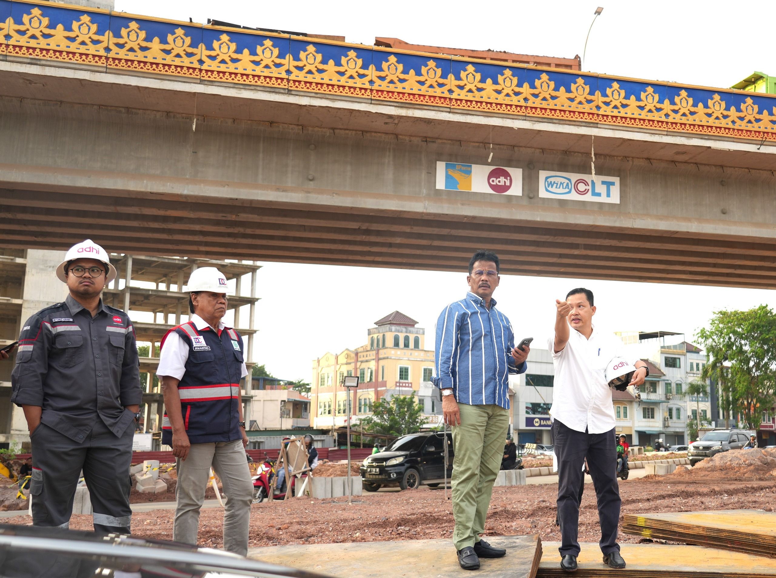 Siaran Pers Badan Pengusahaan Batam Nomor : SP- 476/A1.5/12/2024 Kepala BP Batam Tinjau Pekerjaan Akhir Proyek Flyover Sei Ladi Kepala BP Batam Muhammad Rudi, melakukan peninjauan pembangunan akhir Proyek Flyover Laksamana Ladi atau Flyover Sei Ladi, Selasa (24/12/2024) sore. Proyek pembangunan Flyover ini merupakan salah satu proyek yang diinisiasi oleh Muhammad Rudi. Proyek ini tidak hanya sebagai pengurai kemacetan, namun juga sebagai upaya untuk meningkatkan konektivitas antara Pelabuhan Batu Ampar dan Pelabuhan Sekupang. Dengan adanya proyek ini, diharapkan dapat menjadi nilai tambah, untuk daya saing Kota Batam kedepannya. "Saya yakin jika infrastrukturnya bagus, industri di Kota Batam juga akan berkembang. Begitu juga kepercayaan dari investor akan meningkat," ujar Muhammad Rudi. Muhammad Rudi menegaskan, pemerintah akan selalu berusaha memberikan yang terbaik untuk masyarakat Kota Batam. Untuk itu, Muhammad Rudi mengajak masyarakat terus mendukung apa yang telah dikakukan pemerintah, agar kedepannya proyek yang dibangun bisa dinikmati. "Saya kembangkan ini agar ekonomi Batam bisa lebih baik lagi. Kalau ekonomi Kota Batam baik, maka akan berdampak baik pada masyarakat," tutupnya. Sementara itu, Kepala Subdit Pembangunan Kepelabuhanan Dan Bandara BP Batam, Boy Zasmita menambahkan, progres pengerjaan Flyover saat ini sudah memasuki 96 persen. Ia mentargetkan, Flyover ini sudah bisa difungsikan pada 31 Desember 2024. Saat ini sisa pekerjaan hanya tinggal pengaspalan, pendestrian hingga rumput untuk penghijauan. "Insya Allah target, tetap akhir tahun sudah bisa diresmikan oleh Bapak Kepala BP Batam dan langsung digunakan," ujar Boy. Sejarah singkat yang diketahui, Sei Ladi adalah salah satu daerah yang mempunyai hubungan erat dengan sejarah lokal. Terutama terkait dengan sosok Laksamana Ladi, seorang tokoh penting dalam sejarah kawasan tersebut. Asal usul nama Sei Ladi berasal dari kata Sei dan Ladi. Dimana dalam bahasa Melayu, Sei mempunyai arti sungai dan Ladi berasal dari nama seorang laksamana lokal, yang bernama Laksamana Ladi. Daerah Sei Ladi mendapatkan namanya dari sungai yang melewati kawasan ini dan dikaitkan dengan nama Laksamana Ladi sebagai penghormatan atas jasanya. Laksamana Ladi adalah seorang tokoh lokal pada masa Kesultanan Melayu Riau-Lingga. Laksamana Ladi dikenal sebagai seorang pemimpin angkatan laut yang tangguh, dan memiliki keberanian dalam menjaga kawasan perairan di sekitar Kepulauan Riau. Laksamana Ladi memiliki peran penting dalam menjaga kedaulatan laut Melayu dari ancaman bajak laut, maupun kekuatan asing yang mencoba menguasai jalur perdagangan strategis. Sehingga, Laksamana Ladi mempunyai jasa besar, dalam melindungi kepentingan ekonomi dan keamanan Kesultanan Melayu. Ia juga dikenal karena kepiawaiannya dalam berlayar dan strategi pertempuran laut, menjadikannya salah satu laksamana yang dihormati pada masanya. Pada masa saat ini, Sei Ladi terkenal sebagai salah satu kawasan penting di Batam. Waduk Sei Ladi, yang berada di daerah ini, menjadi sumber utama pasokan air bagi penduduk Kota Batam. Nama Laksamana Ladi akan terus dikenang, baik sebagai bagian dari sejarah maupun identitas budaya kawasan Batam. (*) Batam, 24 Desember 2024 Kepala Biro Humas, Promosi dan Protokol BP Batam Ariastuty Sirait Website: bpbatam.go.id Email: humas@bpbatam.go.id X: @bp_batam Facebook: BIFZA Instagram: BPBatam Youtube: BPBatam