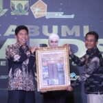 Kapolres Sukabumi Raih Penghargaan Radar Sukabumi Award dari Program Sehat Amanah Beriman Kapolres Sukabumi Raih Penghargaan Radar Sukabumi Award dari Program Sehat Amanah Beriman