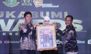 Kapolres Sukabumi Raih Penghargaan Radar Sukabumi Award dari Program Sehat Amanah Beriman Kapolres Sukabumi Raih Penghargaan Radar Sukabumi Award dari Program Sehat Amanah Beriman