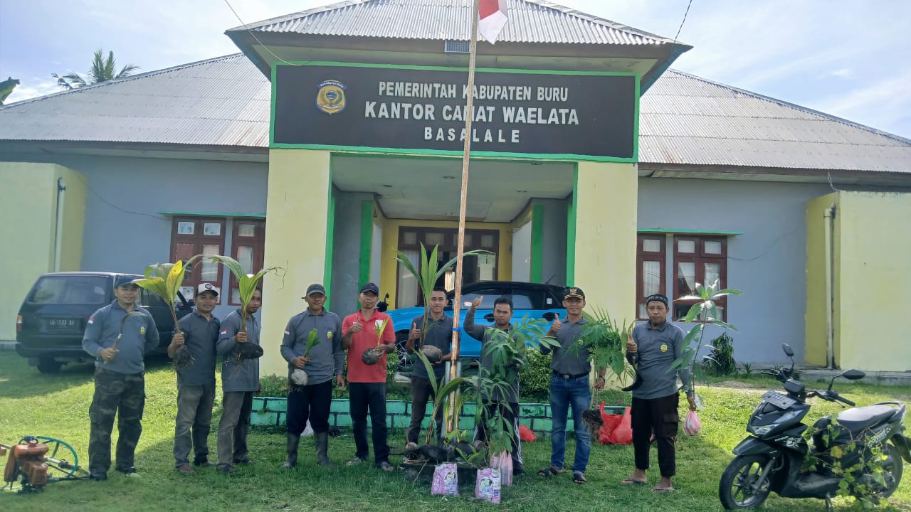 Guna Menjaga Kelestarian Lingkungan, Camat Wailata Laksanakan Penghijauan di Halaman Kantor