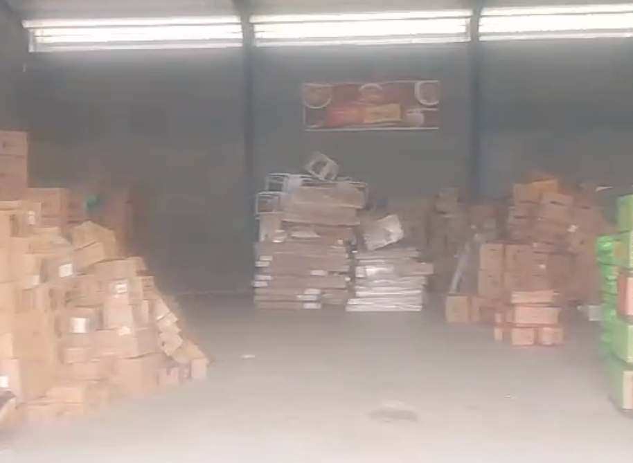 Ketua KNPI (Komite Nasional Pemuda Indonesia) Tanjungpinang, Dimas kembali angkat bicara terkait maraknya barang-barang yang diduga selendupan di gudang km 9.Berdasarkan hasil informasi yang didapatkan media ini pada Selasa (25/02), tampak gudang yang diduga milik Jepri Sucen yang terletak Jln. Uban Pinang Kencang masih terus beroperasi. Dimas menyebut bahwa Bea Cukai Tanjungpinang dan Disperindag Kota Tanjungpinang tidak mampu bekerja terhadap maraknya penyelundupan barang terindikasi ilegal tersebut.
Dimas mengatakan, jika tidak ada penutupan dan penyitaan, pihaknya akan melakukan demonstrasi sebagai bentuk kepedulian KNPI terhadap masyarakat dan perekonomian kota Tanjungpinang, karena menurutnya, adanya kelemahan dalam pengawasan, bahkan dugaan keterlibatan oknum dalam meloloskan barang-barang ilegal ini.
“Oleh karena itu, kami meminta aparat penegak hukum di Tanjungpinang mengusut tuntas jaringan penyelundupan ini, serta memohon kepada para penegak hukum untuk mengambil langkah konkret terhadap perilaku yang melawan peraturan negara,” tegas Dimas.
Selain itu, KNPI juga berencana akan melakukan pergerakan massa kalo toko – toko dan gudang gudang masih beroperasi yang ada di Kota Tanjungpinang, apabila hal ini tidak ditindaklanjuti. Ia menyebut bahwa pihaknya akan terus mengawal kasus ini dengan berbagai cara, termasuk melakukan aksi demonstrasi dan menggandeng media untuk menekan aparat penegak hukum agar lebih serius dalam memberantas penyelundupan barang ilegal di wilayah Tanjungpinang.
“Negara tidak boleh kalah dengan mafia penyelundupan! Kami akan terus mengawal kasus ini sampai ada tindakan nyata dari APH. Suara KNPI diharapkan dapat ditindak lanjuti dalam upaya penegakan hukum dan menjalankan perintah undang undang untuk kepentingan masyarakat luas,” pungkasnya.
Hingga berita ini ditayangkan, pihak media ini masih belum konfirmasi kepada pihak terkai lainnya. /tim