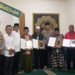 Kapolsek Dayeuhkolot Kompol Aef Suhendi SH Hadiri Acara Peringatan Isra Mi'raj Nabi Muhammad SAW 1446 H di Masjid Miftahul Jannah Kapolsek Dayeuhkolot Kompol Aef Suhendi SH Hadiri Acara Peringatan Isra Mi'raj Nabi Muhammad SAW 1446 H di Masjid Miftahul Jannah