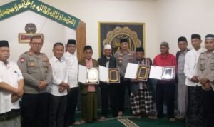 Kapolsek Dayeuhkolot Kompol Aef Suhendi SH Hadiri Acara Peringatan Isra Mi'raj Nabi Muhammad SAW 1446 H di Masjid Miftahul Jannah Kapolsek Dayeuhkolot Kompol Aef Suhendi SH Hadiri Acara Peringatan Isra Mi'raj Nabi Muhammad SAW 1446 H di Masjid Miftahul Jannah