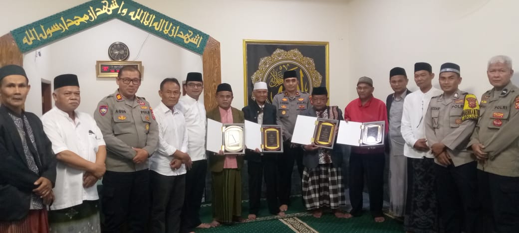 Kapolsek Dayeuhkolot Kompol Aef Suhendi SH Hadiri Acara Peringatan Isra Mi'raj Nabi Muhammad SAW 1446 H di Masjid Miftahul Jannah