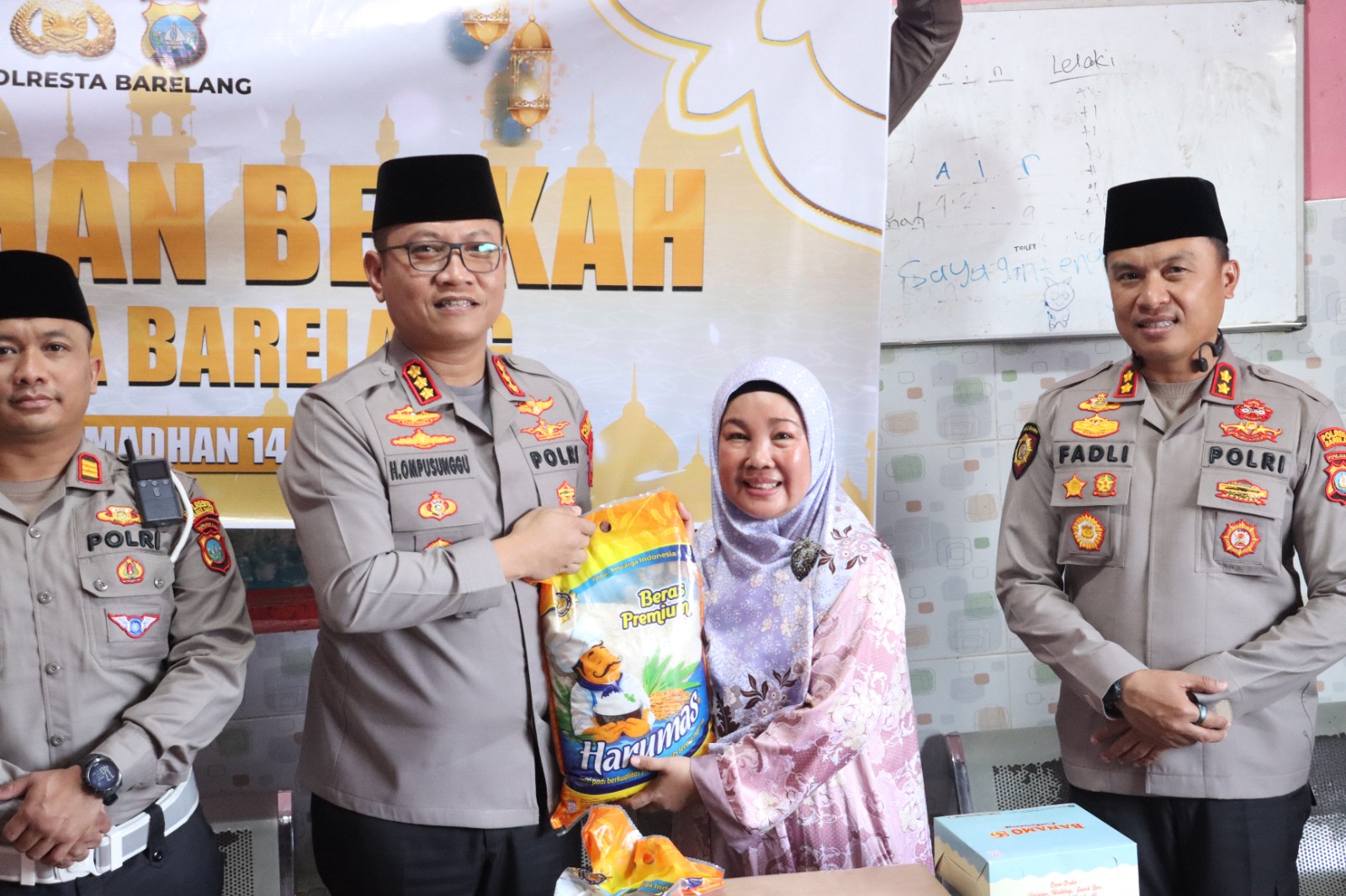 Polresta Barelang Gelar Bakti Sosial di Panti Asuhan At-Taqwa dalam Rangka HUT Polda Kepri Ke -20 dan Bulan Suci Ramadhan 1446 H