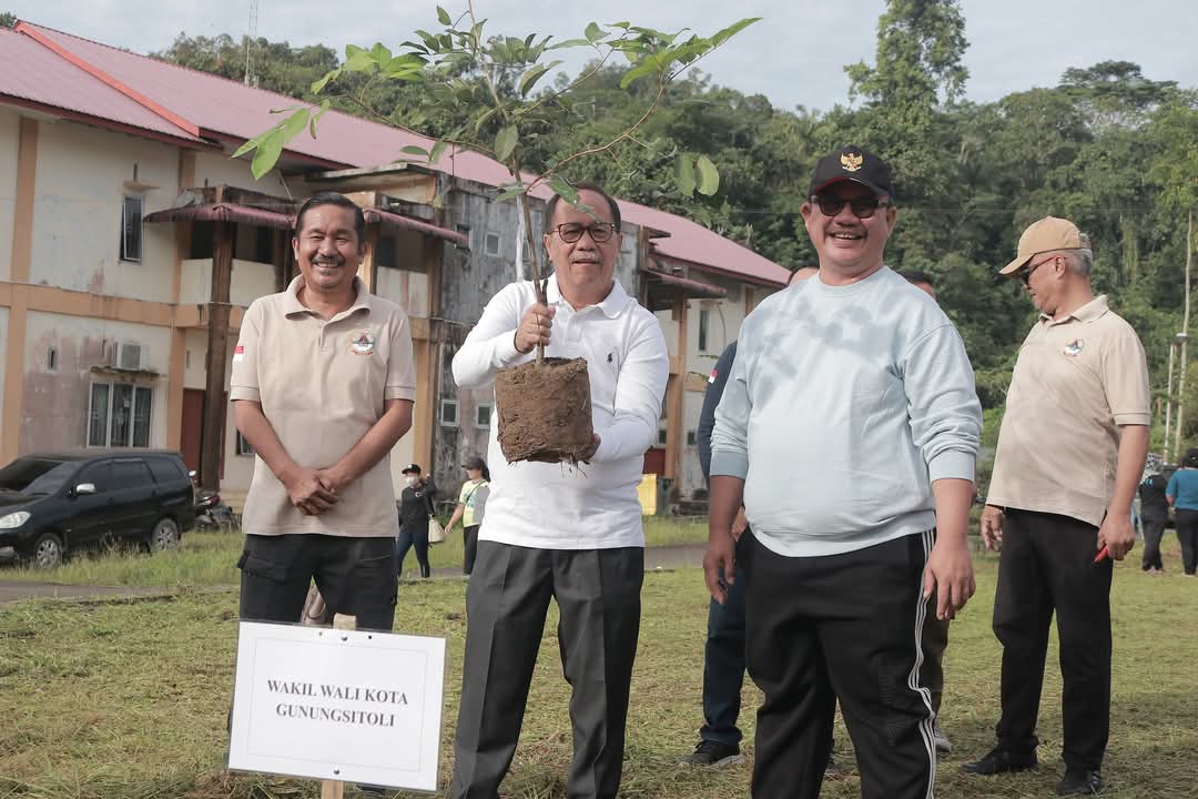 Pemko Gusit Melaksanakan Gerakan Jumat Bersih dan Penanaman Bibit Pohon Se-Kota Gunungsitoli