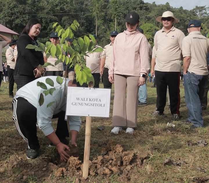 Pemko Gusit Melaksanakan Gerakan Jumat Bersih dan Penanaman Bibit Pohon Se-Kota Gunungsitoli