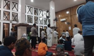 Polsek Sekupang Gelar Pengamanan Ibadah Sholat Isya dan Tarawih di Masjid Al Ikhlas, Tanjung Pinggir Polsek Sekupang Gelar Pengamanan Ibadah Sholat Isya dan Tarawih di Masjid Al Ikhlas, Tanjung Pinggir