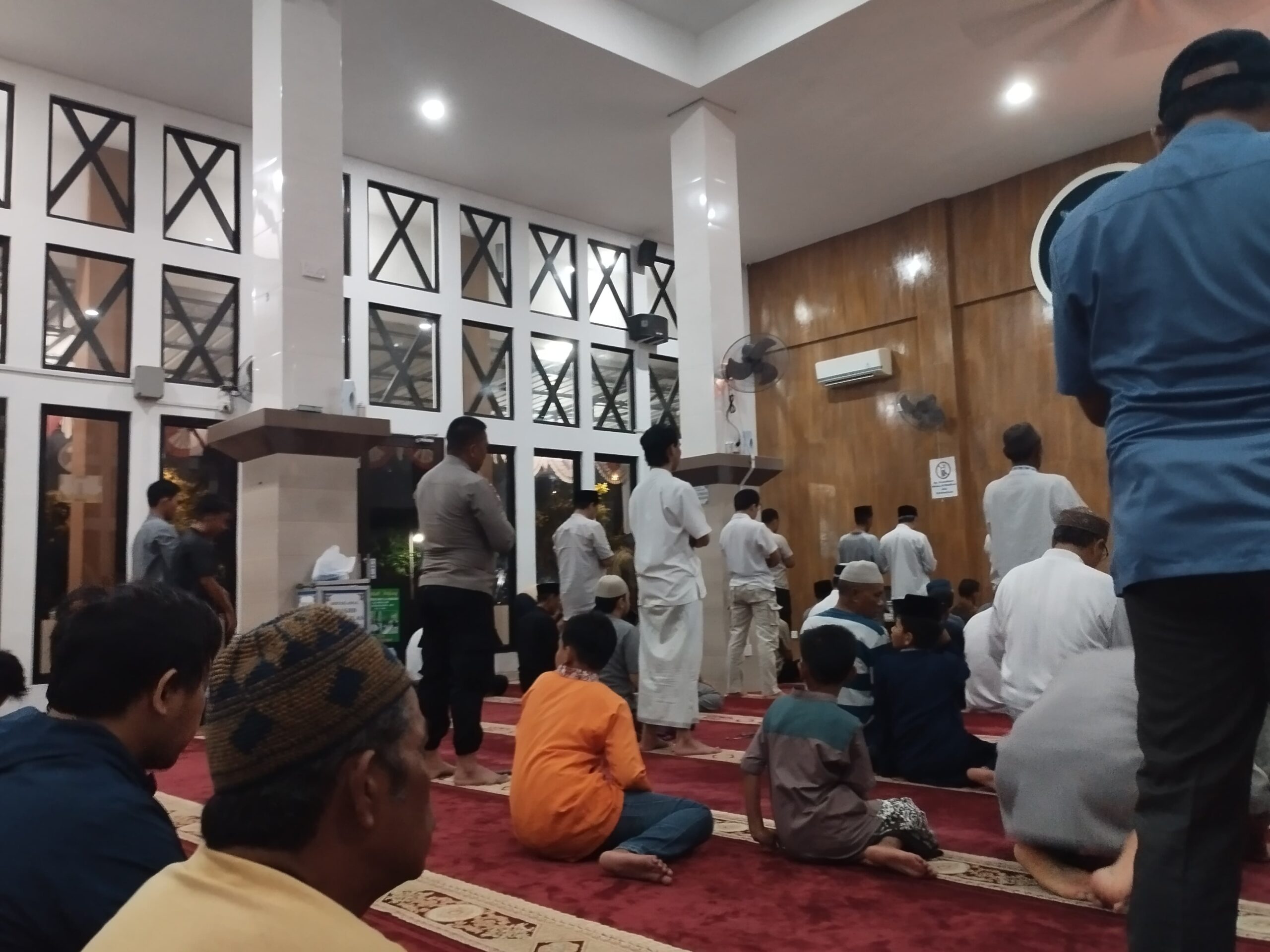 Polsek Sekupang Gelar Pengamanan Ibadah Sholat Isya dan Tarawih di Masjid Al Ikhlas, Tanjung Pinggir