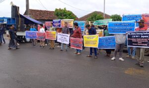 Warga Banyuputih dan Gemulung Unjuk Rasa Tuntut PT HWI Prioritaskan Tenaga Kerja Ring Satu Warga Banyuputih dan Gemulung Unjuk Rasa Tuntut PT HWI Prioritaskan Tenaga Kerja Ring Satu